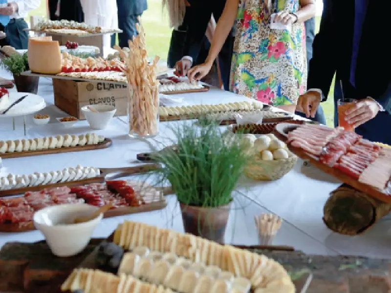 Mesa buffet preparada para un evento